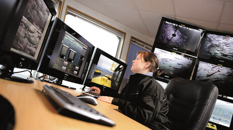 KAESER Know How blog post: Thanks to AI and the availability of internet access in remote areas, it is now possible for the automated feeding of numerous sites to be controlled and managed from one centralised control room! Image courtesy of AKVA Group.