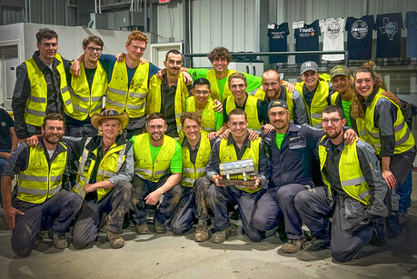 The winning TUM Boring team with their award – dependable compressed air technology from KAESER was the key to success in the Not-a-Boring Competition.